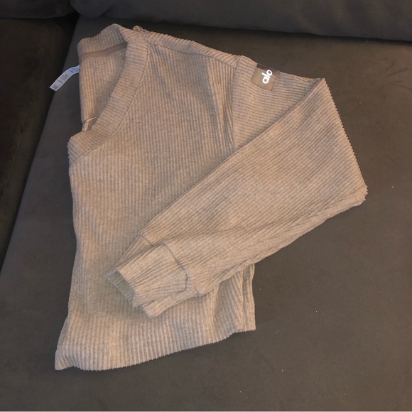 ALO Yoga Tan Crop Top - Picture 2 of 8